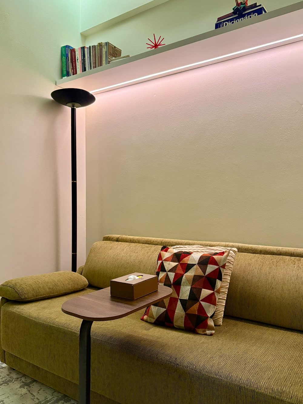 Cantinho do Ateliê Poiesis, com sofá e luminária